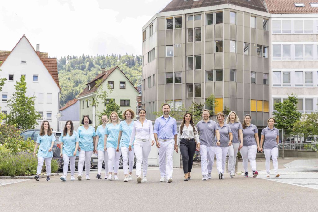 Die Zahnärzte und das gesamte Team draußen vor ihrer Praxis in Albstadt.